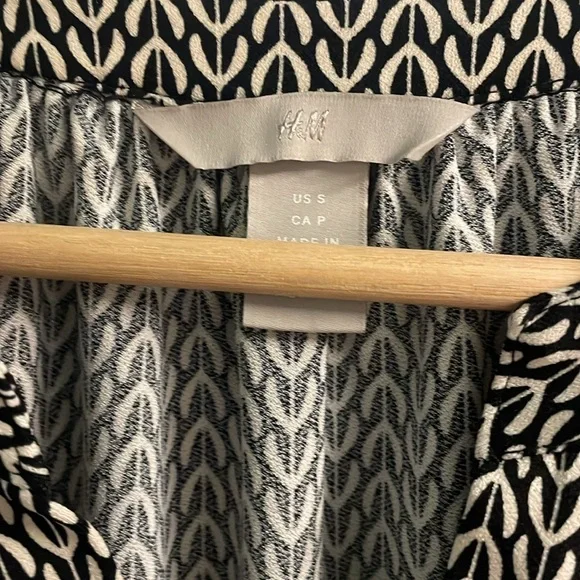 H&M Patterned Blouse - Picture 2 of 4